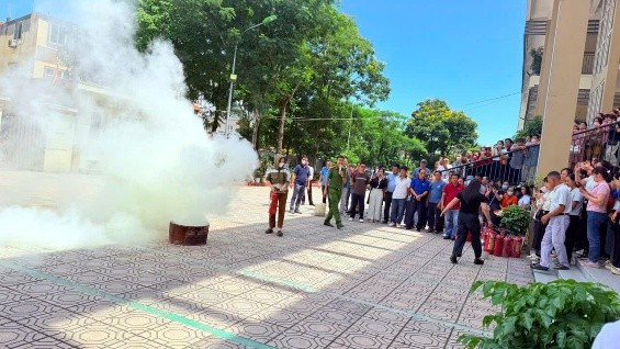 Cán bộ Phòng Cảnh sát PCCC và CNCH Công an TP Hà Nội hướng dẫn các cán bộ, giáo viên, nhân viên các trường cách thức sử dụng bình chữa cháy bột và khí, quy trình xử lý tình huống khi xảy ra cháy nhiên liệu gas, xăng, dầu.