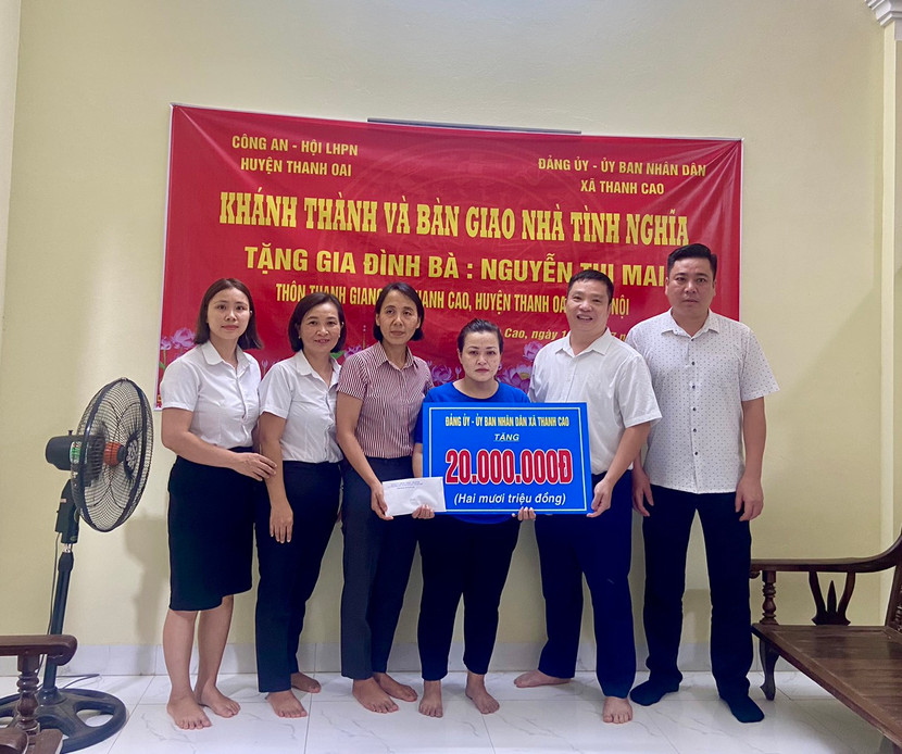 Đảng uỷ, chính quyền xã Thanh Cao trao kinh phí hỗ trợ xây dựng Nhà tình nghĩa cho gia đình chị Nguyễn Thị Mai