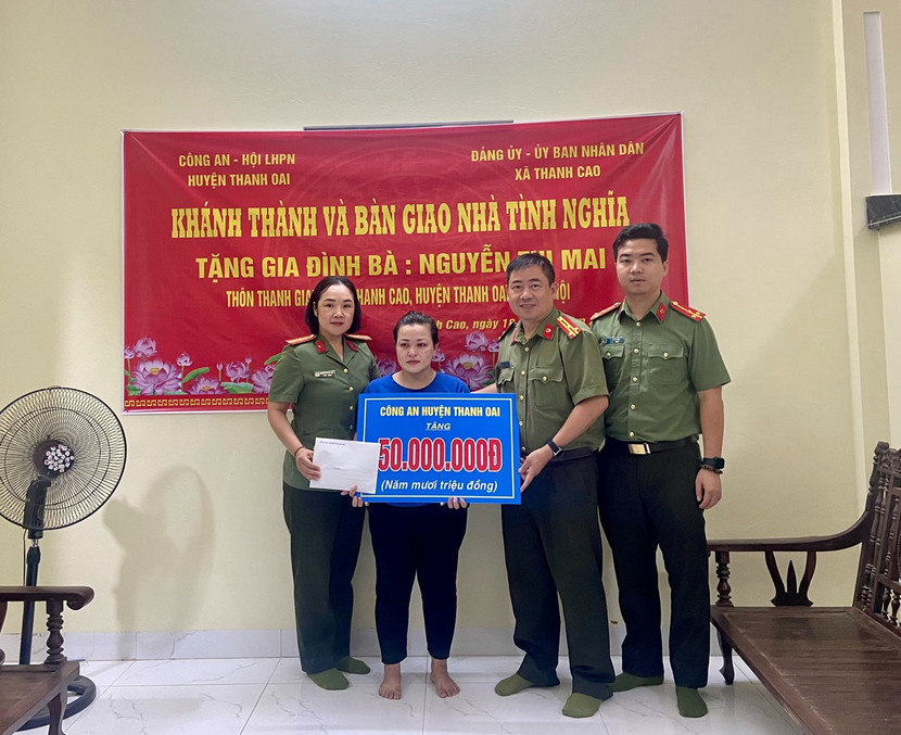 Công an huyện Thanh Oai trao kinh phí và bàn giao nhà tình nghĩa cho chị Nguyễn Thị Mai