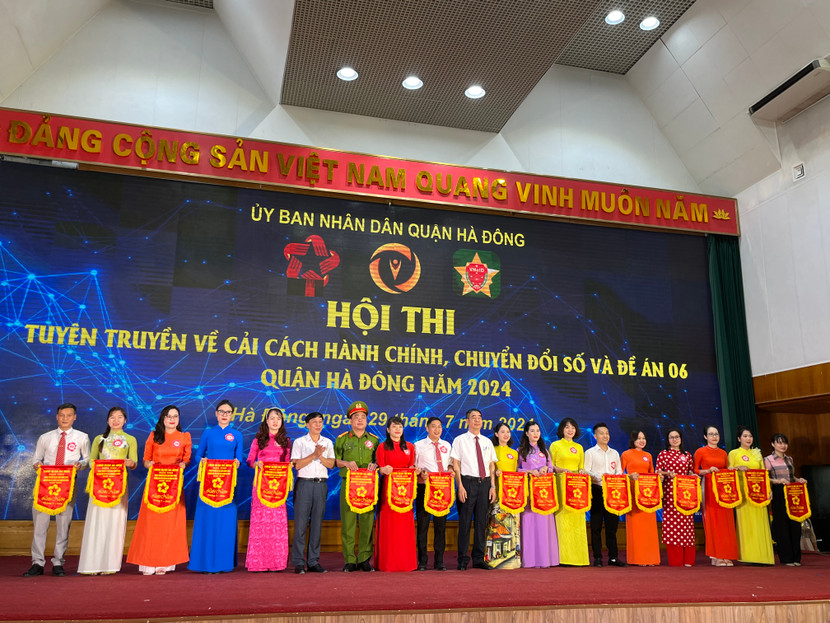 Ban tổ chức trao tặng cờ lưu niệm cho 17 đội thi Ban tổ chức trao tặng cờ lưu niệm cho 17 đội thi