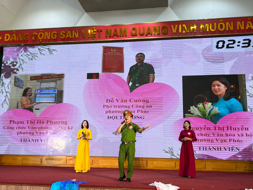 Đội thi của phường Vạn Phúc trình diễn màn thi chào hỏi Đội thi của phường Vạn Phúc trình diễn màn thi chào hỏi