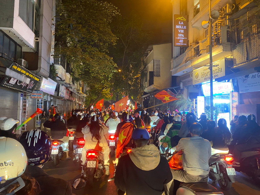 Phố Lương Văn Can ngập tràn cờ hoa