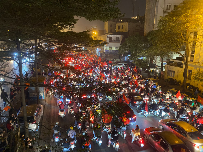Sắc đỏ vàng trên mọi tuyến đường