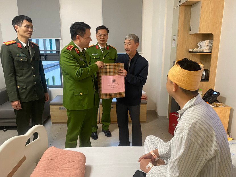 Thiếu tướng Nguyễn Hồng Ky tặng quà gia đình Đại uý Nguyễn Thanh Tuấn