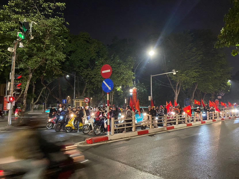 Ngã tư Trần Phú - Điện Biên Phủ người hâm mộ ăn mừng nhưng không quên chấp hành tín hiệu đèn