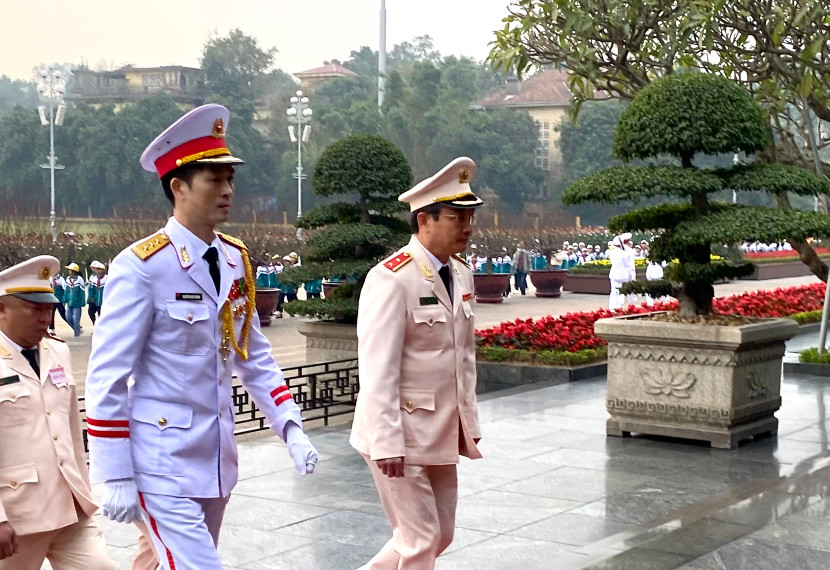 Trung tướng Nguyễn Ngọc Toàn, Cục trưởng Cục công tác Đảng và công tác chính trị dẫn đầu đoàn đại biểu vào Lăng viếng Chủ tịch Hồ Chí Minh