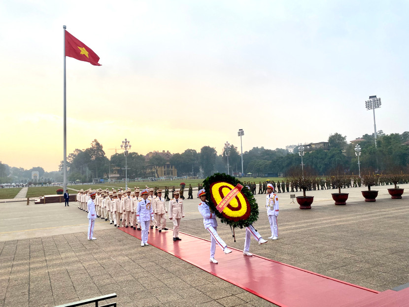 Đoàn đại biểu thành kính dâng hoa, vào Lăng viếng Chủ tịch Hồ Chí Minh