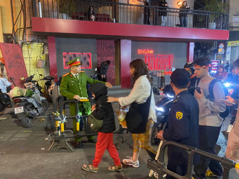 Công an phường Hàng Buồm hướng dẫn người dân và du khách di chuyển trong khu vực phố đi bộ