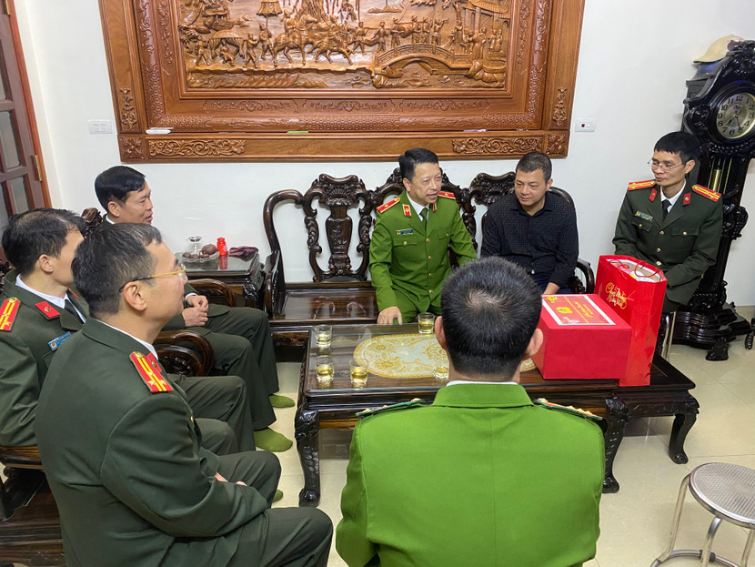 Thiếu tướng Nguyễn Hồng Ky, Phó Giám đốc CATP thăm và tặng quà gia đình liệt sỹ Đỗ Đức Việt