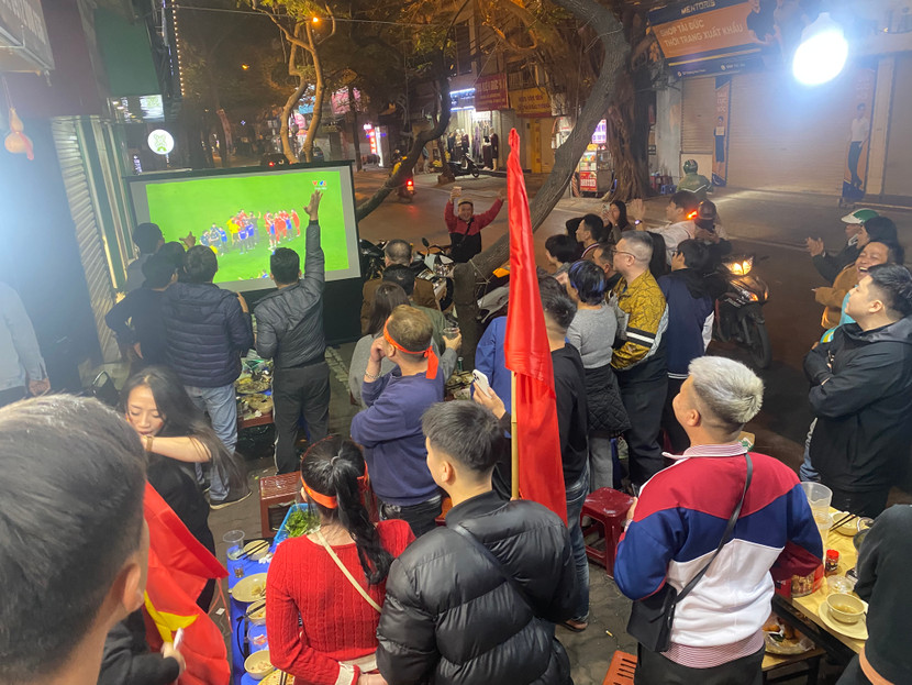 Người hâm mộ ngóng chờ tiếng còi mãn cuộc của trọng tài chính