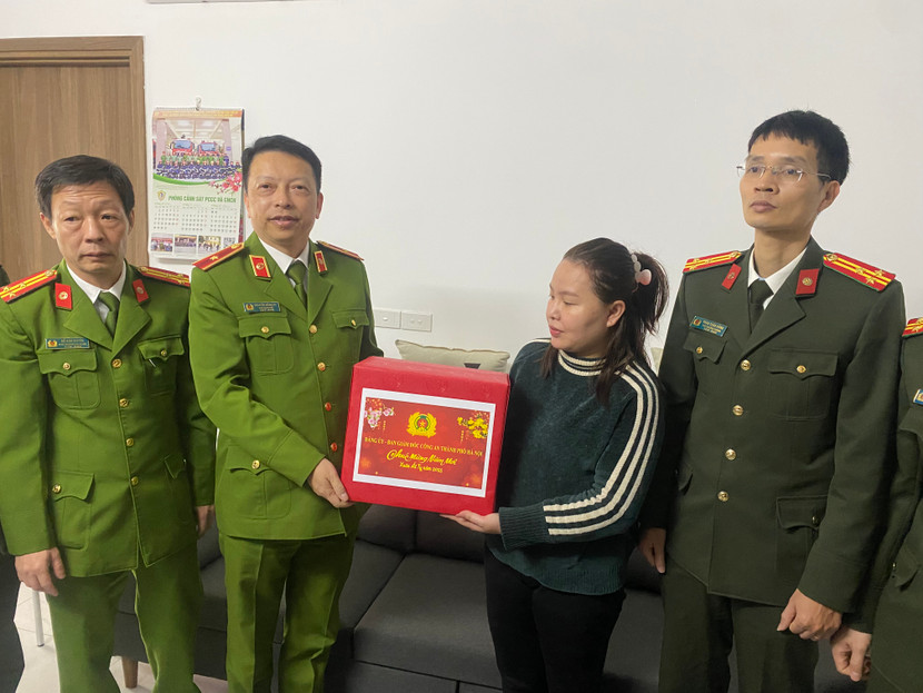 Thiếu tướng Nguyễn Hồng Ky tặng quà gia đình liệt sỹ Nguyễn Đình Phúc