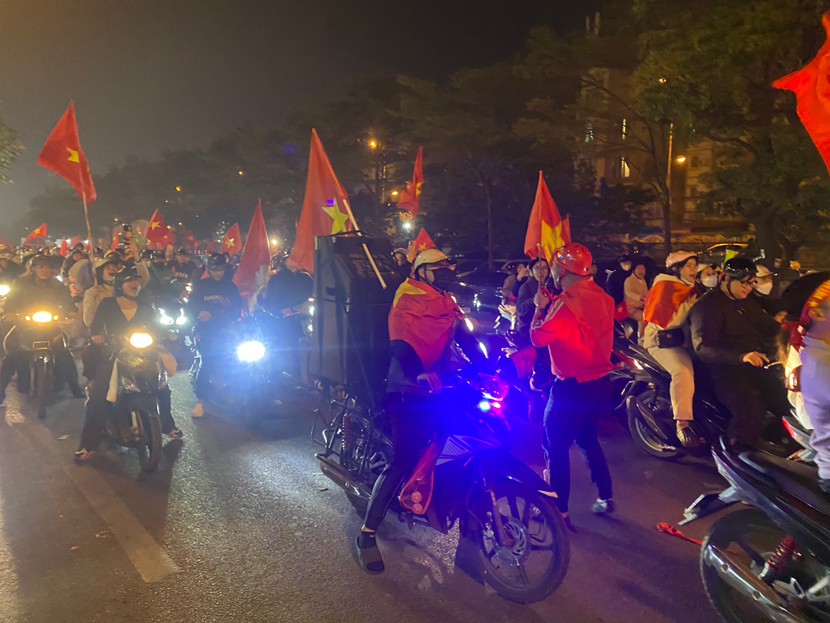 Người hâm mộ chia sẻ niềm vui vô địch