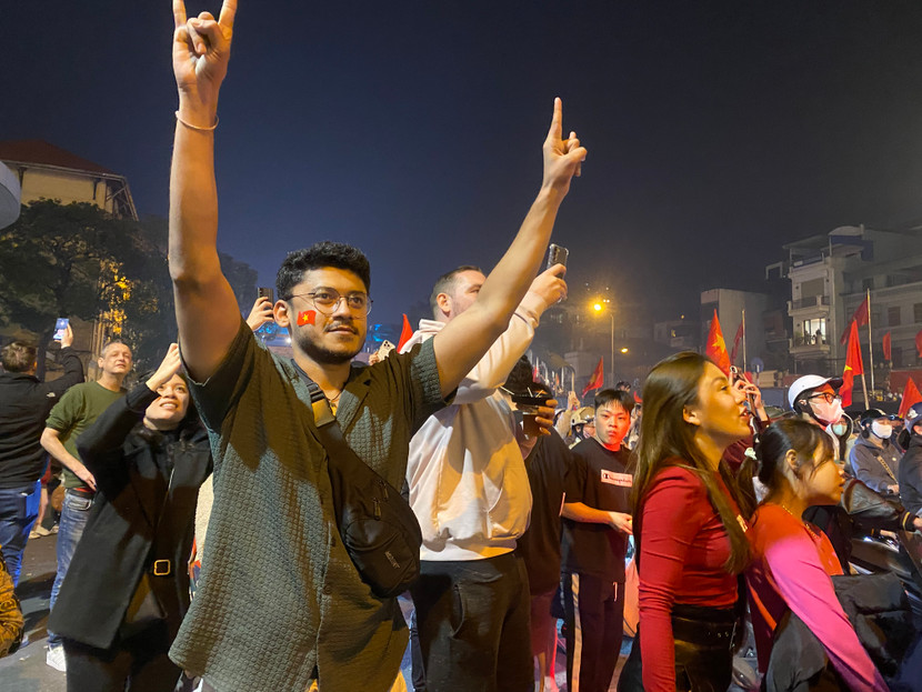 Du khách nước ngoài hoà vào dòng người hâm mộ