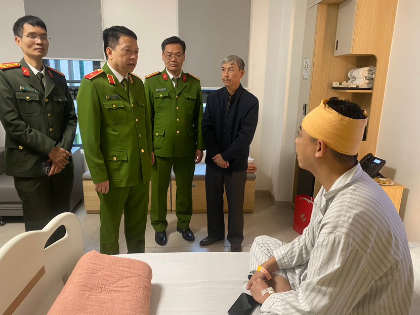 Thiếu tướng Nguyễn Hồng Ky thăm, động viên Đại úy Nguyễn Thanh Tuấn