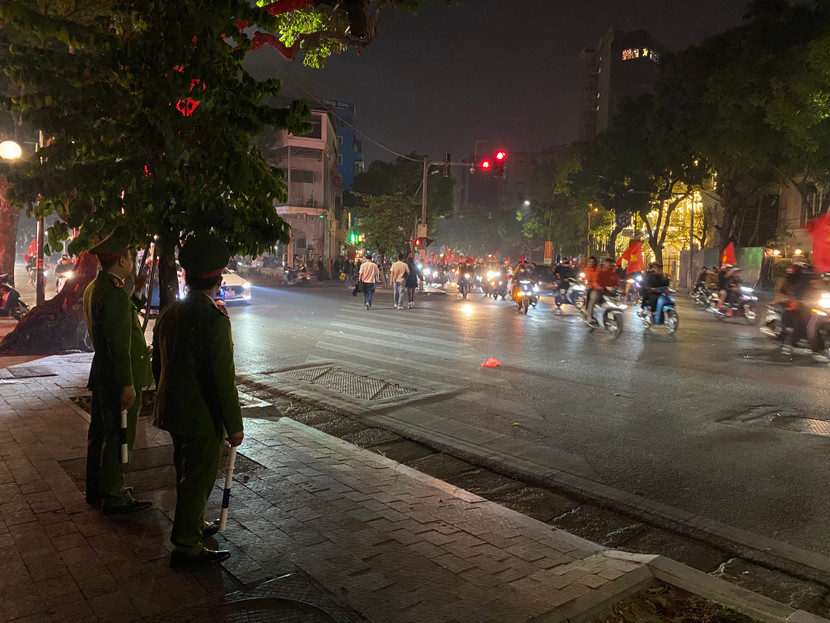 Các lực lượng CATP túc trực đảm bảo cho người hâm mộ một đêm ăn mừng trong an toàn