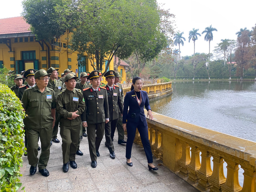 Đoàn thăm quan Khu di tích Phủ Chủ tịch
