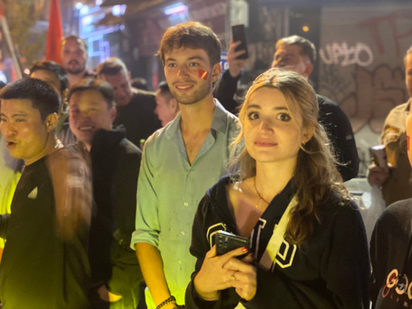 Các du khách nước ngoài hoà vào dòng người hâm mộ chia sẻ chiến thắng của đội tuyển