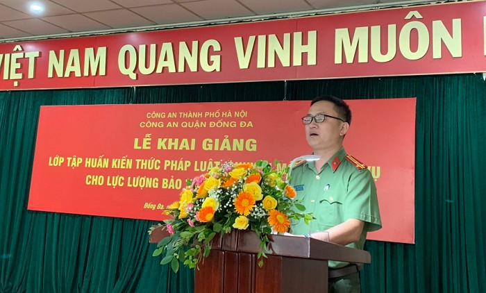 Thượng tá Kim Văn Nghĩa, Phó Giám đốc Trung tâm huấn luyện và bồi dưỡng nghiệp vụ CATP công bố quyết định thành lập lớp tập huấn