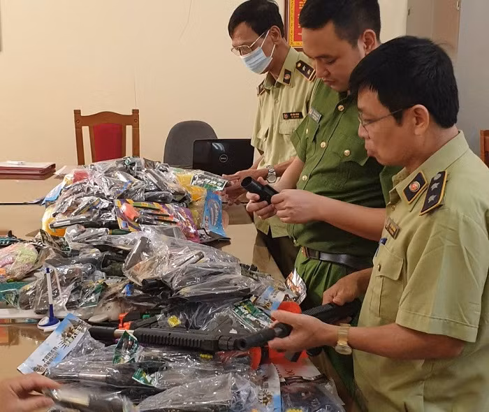 Cơ quan chức năng huyện Thạch Thất tăng cường kiểm tra các cơ sở kinh doanh đồ chơi trẻ em trong dịp Trung thu