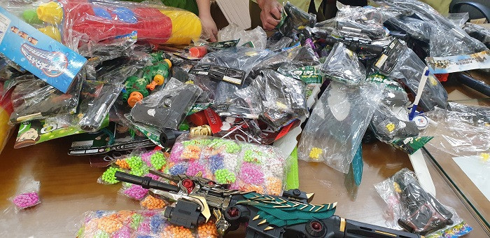 Những đồ chơi trẻ em như súng, đạn nhựa bị thu giữ Những đồ chơi trẻ em như súng, đạn nhựa bị thu giữ