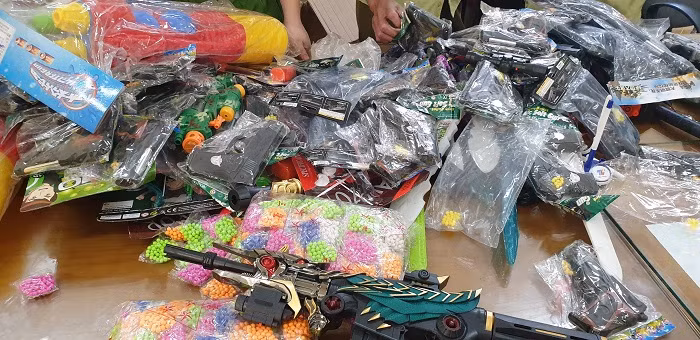 Những đồ chơi trẻ em như súng, đạn nhựa bị thu giữ