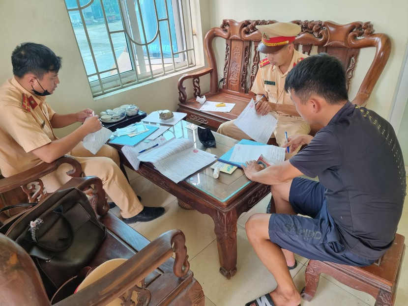 Lực lượng Công an tuyên truyền, làm việc với các chủ kinh doanh vận tải