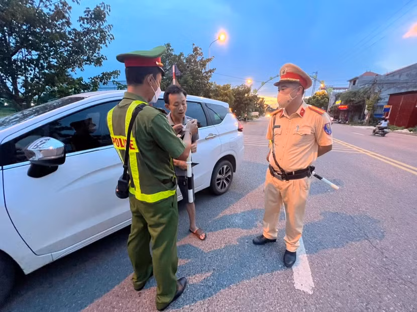 Kiểm tra hành chính các tài xế về nồng độ cồn