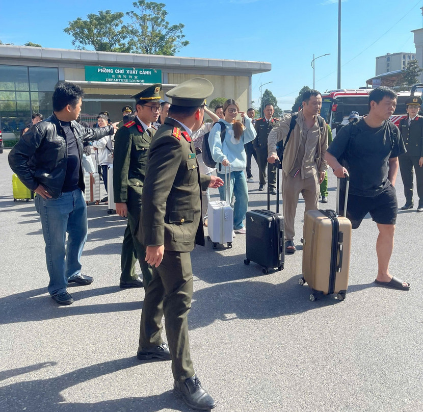 Phòng Quản lý xuất nhập cảnh phối hợp trục xuất 44 công dân Trung Quốc vi phạm pháp luật Việt Nam về lĩnh vực xuất nhập cảnh. Phòng Quản lý xuất nhập cảnh phối hợp trục xuất 44 công dân Trung Quốc vi phạm pháp luật Việt Nam về lĩnh vực xuất nhập cảnh.