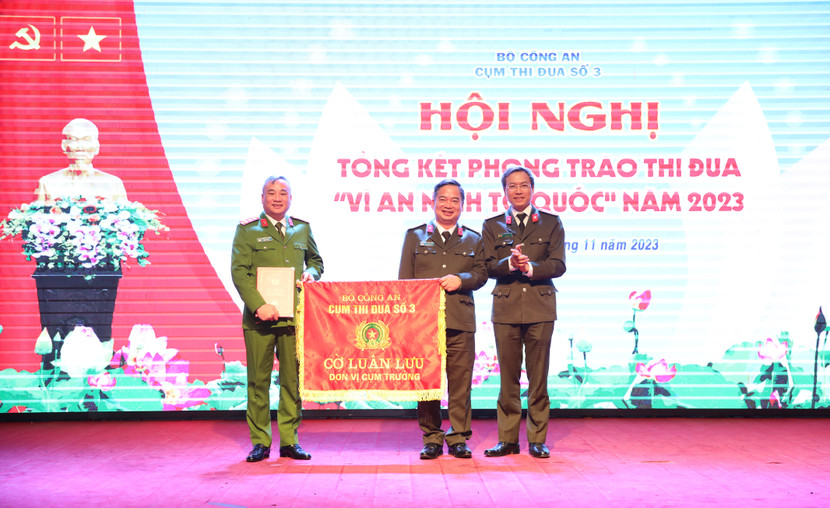 Trao cờ luân lưu đơn vị Cụm trưởng năm 2024 cho Công an tỉnh Quảng Ninh