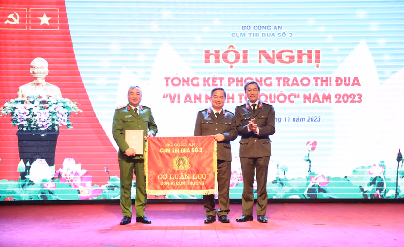 Trao cờ luân lưu đơn vị Cụm trưởng năm 2024 cho Công an tỉnh Quảng Ninh