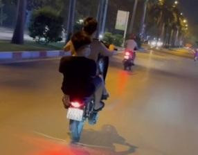 Hình ảnh 2 nam thanh niên vi phạm giao thông Hình ảnh 2 nam thanh niên vi phạm giao thông
