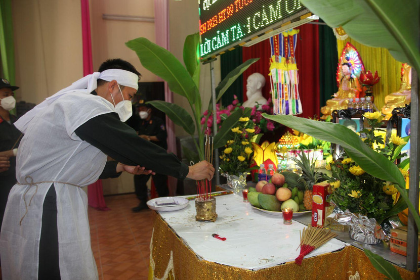 Thượng úy Lê Nhữ Hoàng bên ban thờ vọng bà nội và bố