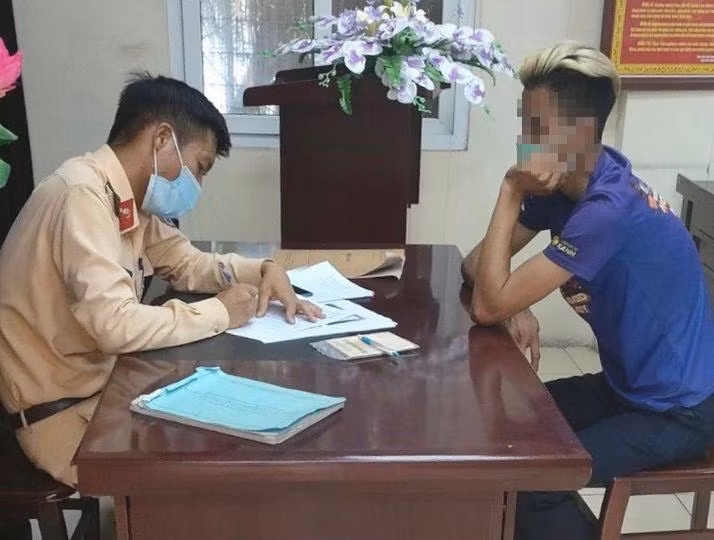 Phòng Cảnh sát giao thông làm việc với tài xế vi phạm