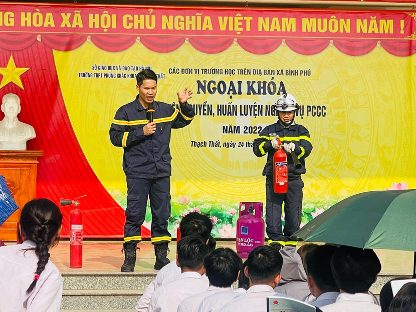 Cán bộ tuyên truyền kiến thức PCCC&amp;CNCH cho học sinh