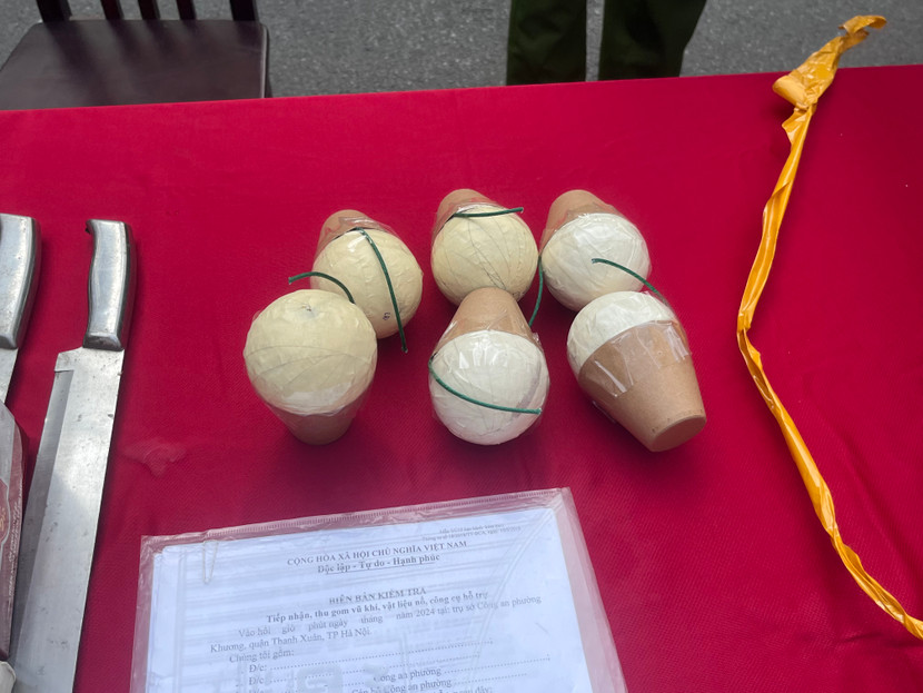 Pháo và dao được thu hồi... Pháo và dao được thu hồi...