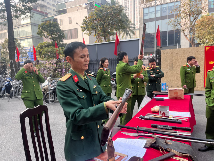 Lực lượng quân sự quận kiểm tra các thông số của súng Lực lượng quân sự quận kiểm tra các thông số của súng