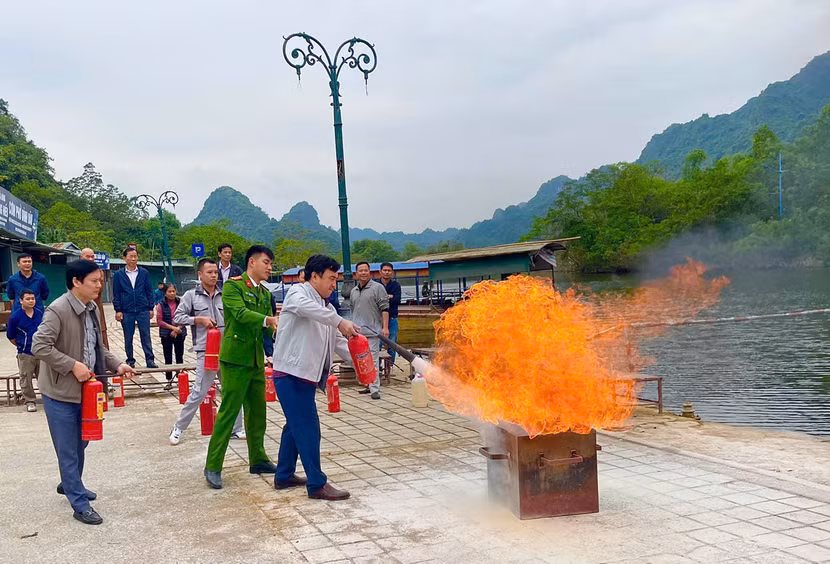 Hướng dẫn học viên thực hành kỹ năng chữa cháy ban đầu.