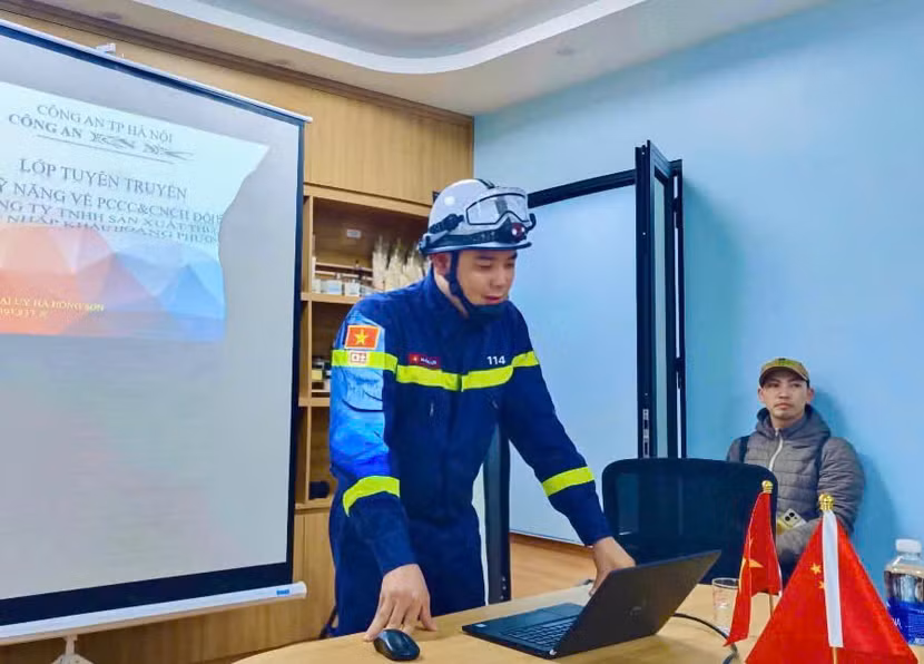 Báo cáo viên tập trung truyền tải các thông tin, kiến thức đến các học viên tại buổi tập huấn.