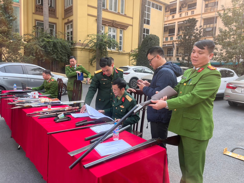 Công an quận Thang Xuân thu hồi nhiều vũ khí, công cụ hỗ trợ... Công an quận Thang Xuân thu hồi nhiều vũ khí, công cụ hỗ trợ...