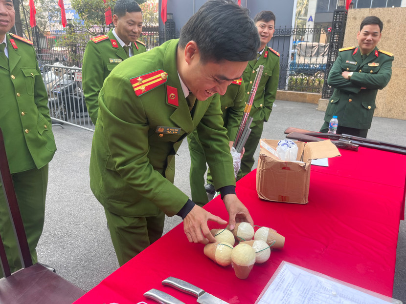 6 quả pháo được thu giữ 6 quả pháo được thu giữ