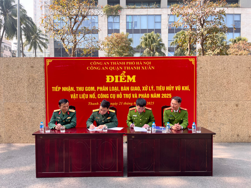 Bàn giao vũ khí, vật liệu nổ, công cụ hỗ trợ các loại cho Ban chỉ huy quân sự quận Thanh Xuân Bàn giao vũ khí, vật liệu nổ, công cụ hỗ trợ các loại cho Ban chỉ huy quân sự quận Thanh Xuân