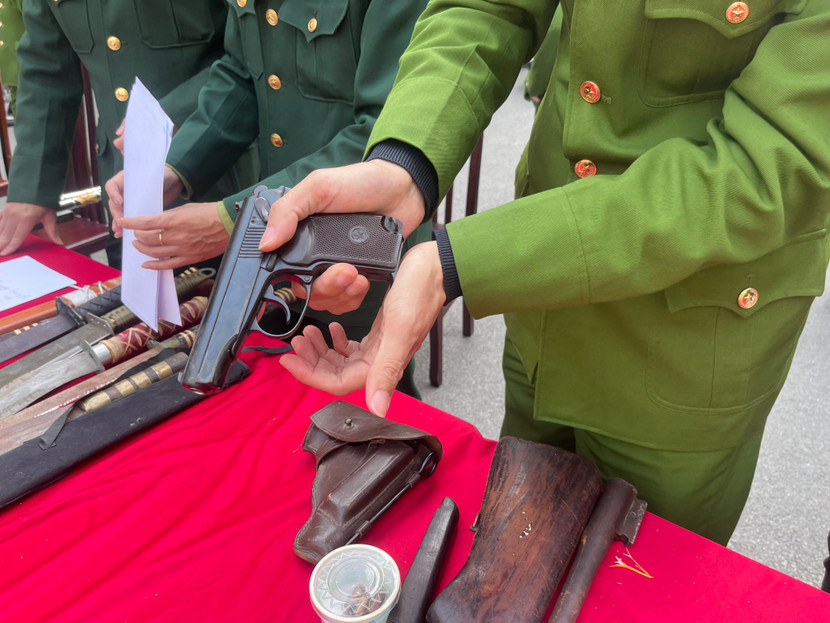 Các khẩu súng, đạn được kiểm tra một cách kỹ lưỡng trước khi bàn giao Các khẩu súng, đạn được kiểm tra một cách kỹ lưỡng trước khi bàn giao