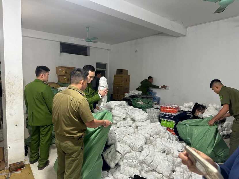 Lực lượng chức năng đang kiểm tra hàng hóa giả mạo nhãn hiệu. Lực lượng chức năng đang kiểm tra hàng hóa giả mạo nhãn hiệu.