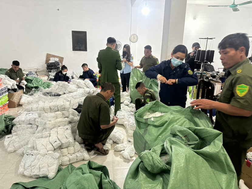 Hiện lực lượng chức năng đã tạm giữ toàn bộ số hàng hóa và máy móc liên quan để phục vụ công tác điều tra. Hiện lực lượng chức năng đã tạm giữ toàn bộ số hàng hóa và máy móc liên quan để phục vụ công tác điều tra.