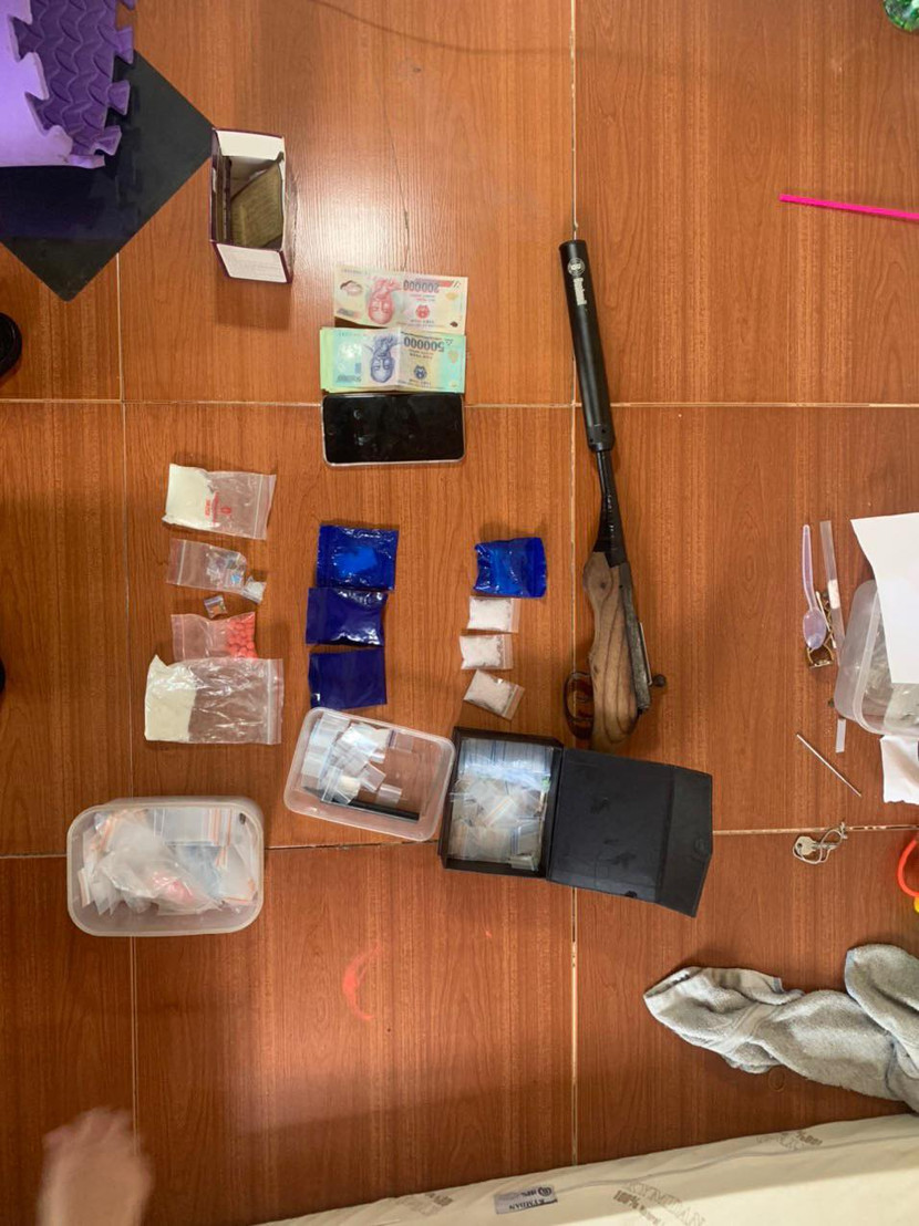 Cơ quan công an thu 1 khẩu súng và nhiều ma túy ở nhà đối tượng