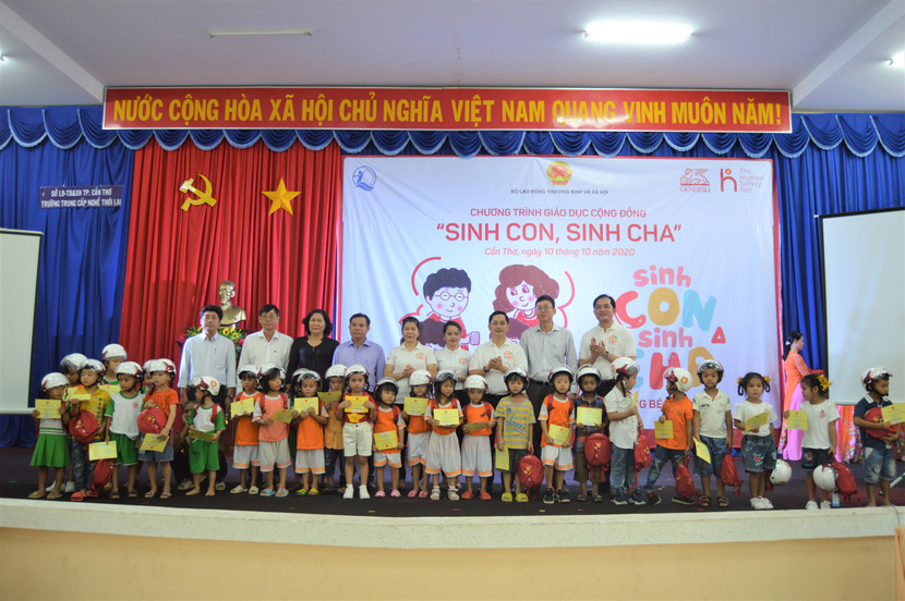 Các vị đại biểu trao các phần quà đặc biệt và hỗ trợ tài chính cho các gia đình có hoàn cảnh đặc biệt khó khăn tại địa phương