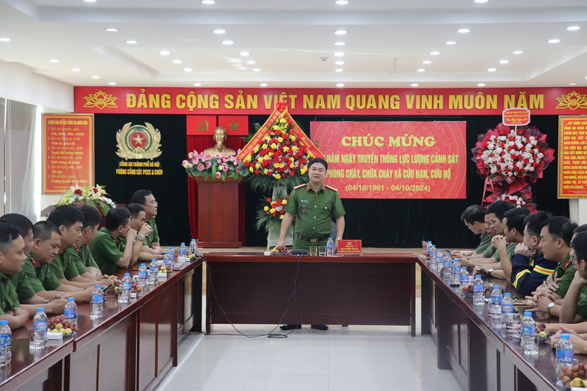 Đại tá Dương Đức Hải, Phó Giám đốc CATP phát biểu chúc mừng Lực lượng Cảnh sát PCCC &amp; CNCH