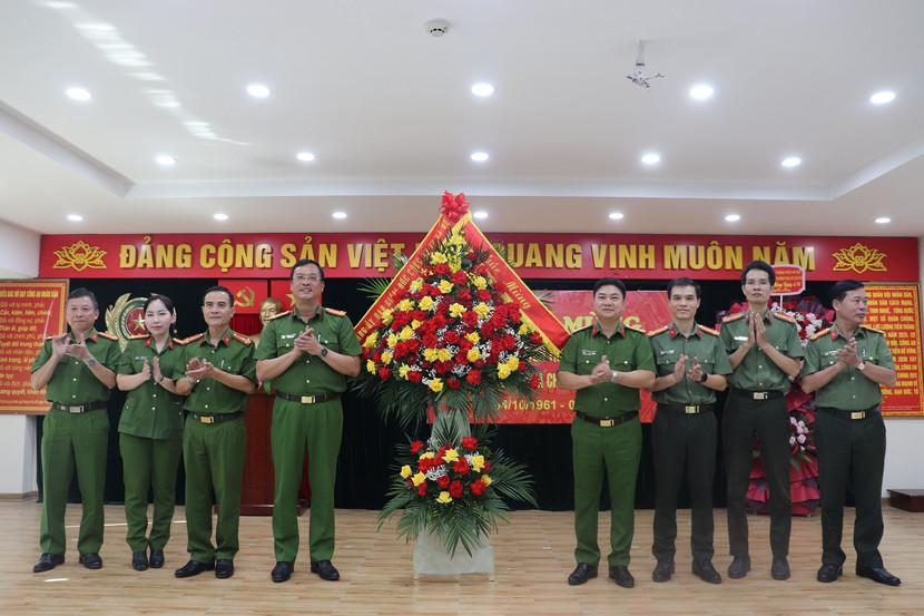 Thay mặt Đảng uỷ, Ban Giám đốc CATP, Đại tá Dương Đức Hải tặng hoa chúc mừng lực lượng Cảnh sát PCCC &amp; CNCH