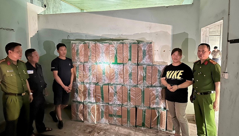 Khởi tố 3 đối tượng buôn bán hàng cấm là thuốc lá nhập lậu Khởi tố 3 đối tượng buôn bán hàng cấm là thuốc lá nhập lậu