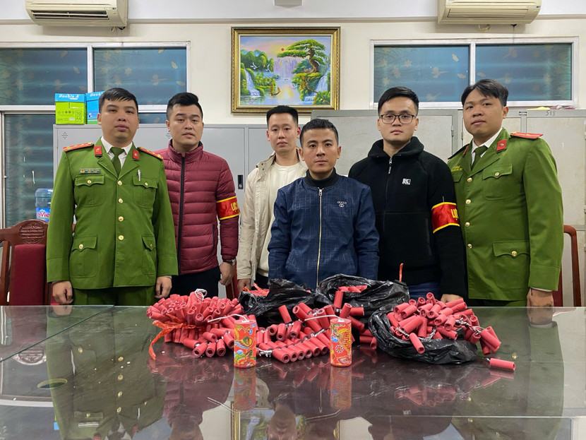 Tổ 141H Công an quận Đống Đa bắt giữ đối tượng vận chuyển trái phép pháo nổ Tổ 141H Công an quận Đống Đa bắt giữ đối tượng vận chuyển trái phép pháo nổ